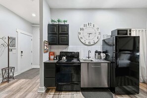 Fridge, microwave, oven, stovetop - Historic OTR Studio by Findlay Market & Rhinegeist (Cincinnati)