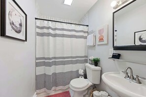 シャワー、ヘアドライヤー、タオル