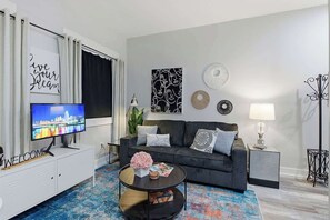 Een smart-tv en een kantoor