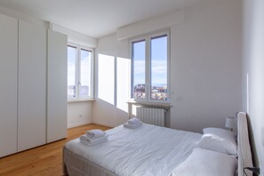 3 bedrooms, iron/ironing board - GuestHost - Cozy and modern 70 sqm apartment, able to comfortably accommodate up to 6 people, located on the 5th floor of a modern building with lift (NOT suitable for disabled people). The property is located in an extremely strategic area, just 400 met (Florence)
