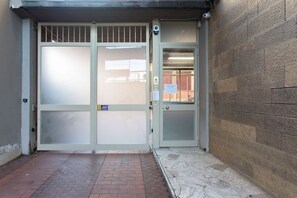 Exterior detail - GuestHost - Cozy and modern 70 sqm apartment, able to comfortably accommodate up to 6 people, located on the 5th floor of a modern building with lift (NOT suitable for disabled people). The property is located in an extremely strategic area, just 400 met (Florence)