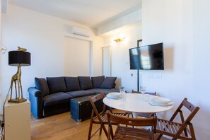 Interior - GuestHost - Cozy and modern 70 sqm apartment, able to comfortably accommodate up to 6 people, located on the 5th floor of a modern building with lift (NOT suitable for disabled people). The property is located in an extremely strategic area, just 400 met (Florence)