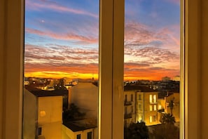 Een stadsgezicht in de zonsondergang, met gebouwen en een heldere lucht.