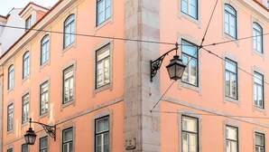 Useita kerroksia sisältävä rakennus, jossa on parvekkeita ja katulamppu.