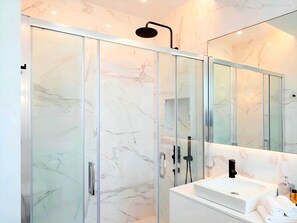 Hair dryer, towels, toilet paper -  Modern Loft in Baixa Historic Center with City View (Lisboa)