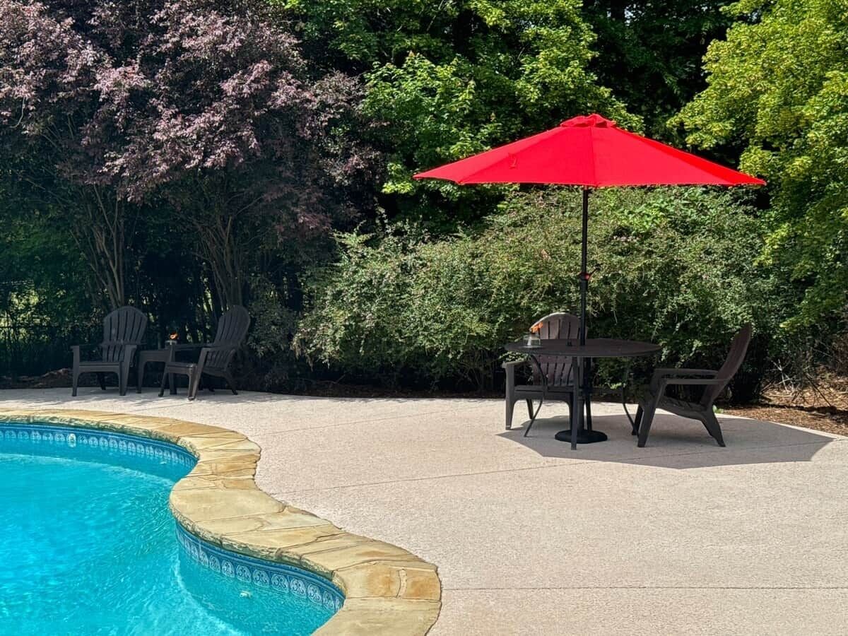 Una piscina al aire libre