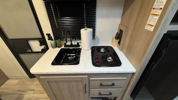 Frigorífico, microondas, horno y cafetera o tetera