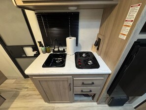 Kühlschrank, Mikrowelle, Ofen, Wasserkocher mit Kaffee-/Teezubehör