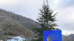 A road sign for Camino de Santiago with a mountainous backdrop. - My Rooms Hostel Las Salas. Albergue (Las Salas)