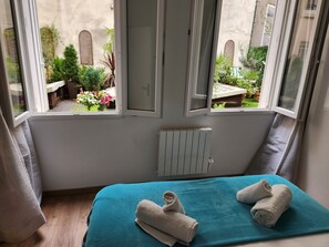 2 chambres, fer et planche à repasser, Wi-Fi, draps fournis
