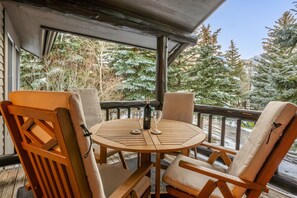 Outdoor dining - Mountain View Snowcreek Townhome with Community Hot Tub, Fireplace and Loft (Mammoth Lakes)