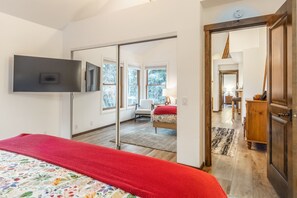 3 bedrooms, iron/ironing board, free WiFi, bed sheets - Mountain View Snowcreek Townhome with Community Hot Tub, Fireplace and Loft (Mammoth Lakes)