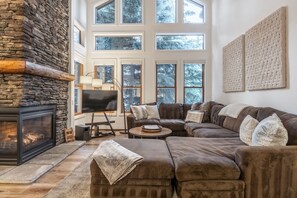 Smart TV, fireplace - Mountain View Snowcreek Townhome with Community Hot Tub, Fireplace and Loft (Mammoth Lakes)