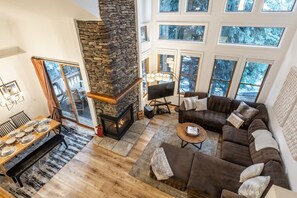 Smart TV, fireplace - Mountain View Snowcreek Townhome with Community Hot Tub, Fireplace and Loft (Mammoth Lakes)