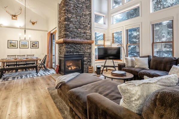 Smart TV, fireplace - Mountain View Snowcreek Townhome with Community Hot Tub, Fireplace and Loft (Mammoth Lakes)