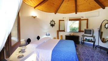 2 bedrooms, iron/ironing board, travel crib, WiFi (free)