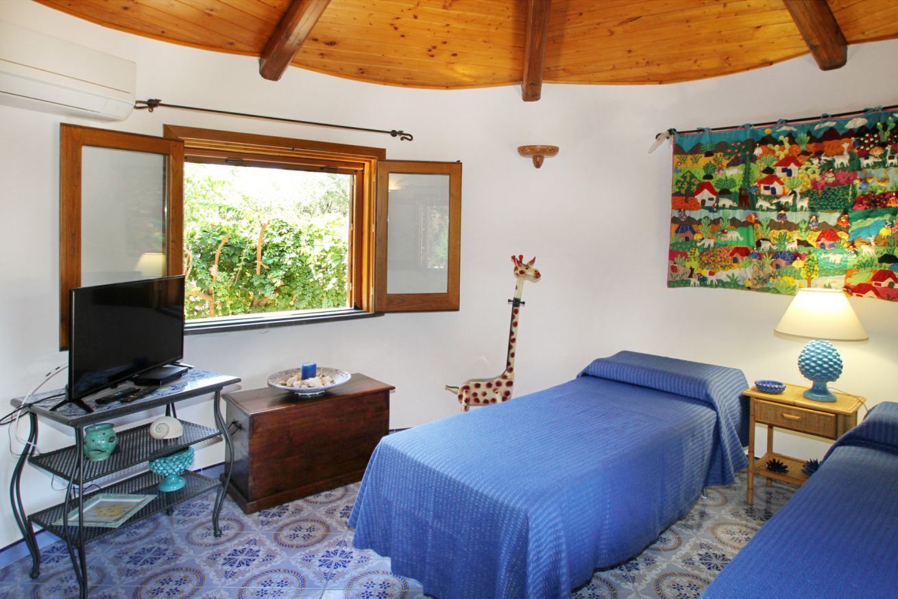 2 bedrooms, iron/ironing board, travel crib, WiFi (free)