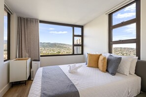 Iron/ironing board, travel cot, WiFi, bed sheets - Warm and Cozy Getaway 1BR w/ parking (Honolulu)