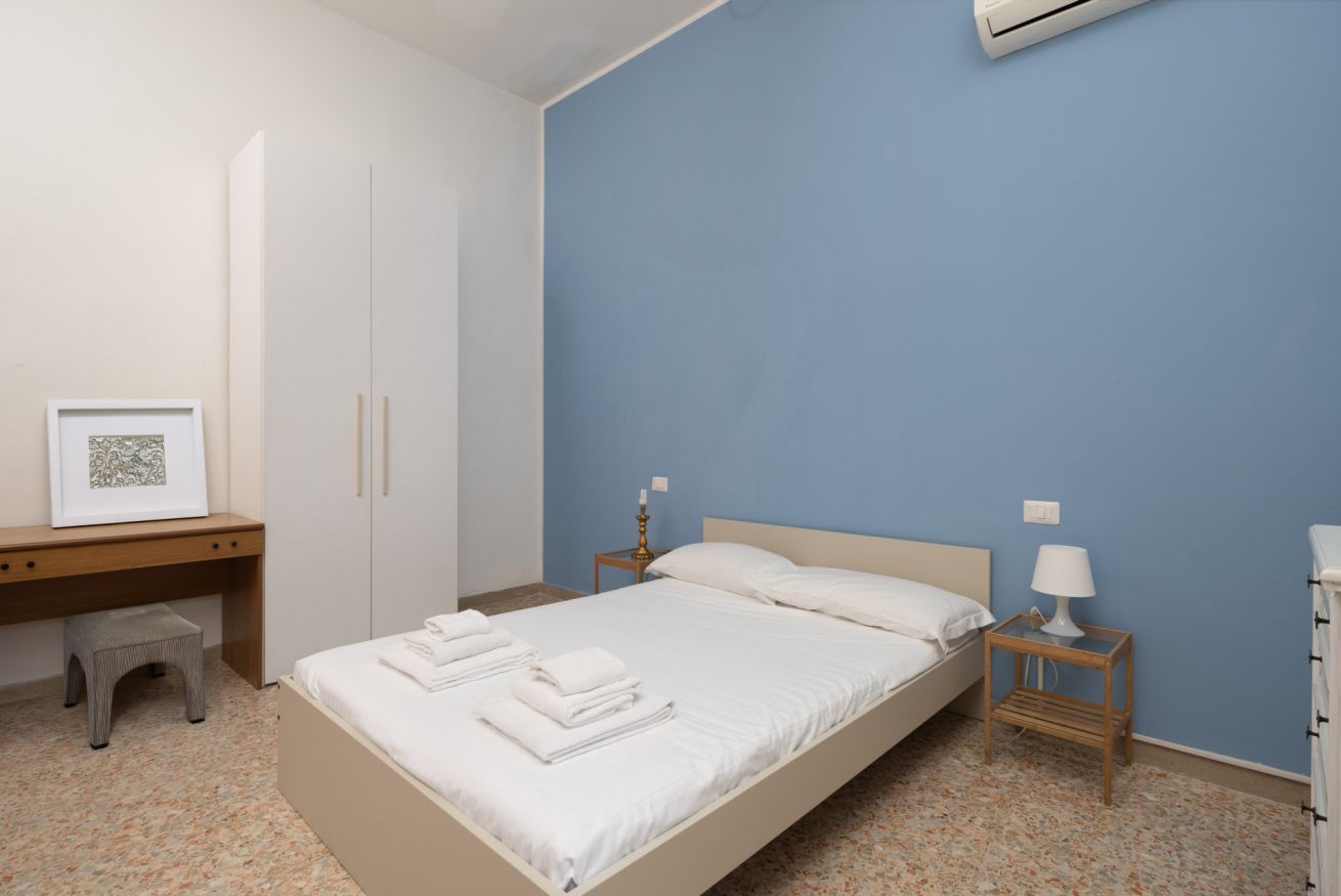 3 habitaciones y tabla de planchar con plancha 