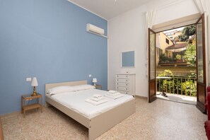 Iron/ironing board - Spacious Oltrarno Apartment with Private Garden (Firenze)