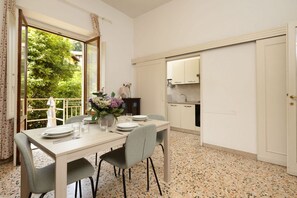 Dining - Spacious Oltrarno Apartment with Private Garden (Firenze)