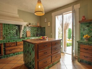 Fridge, microwave, oven, stovetop - Casa Limonella - Maison 12 pers avec piscine (Fontvieille)