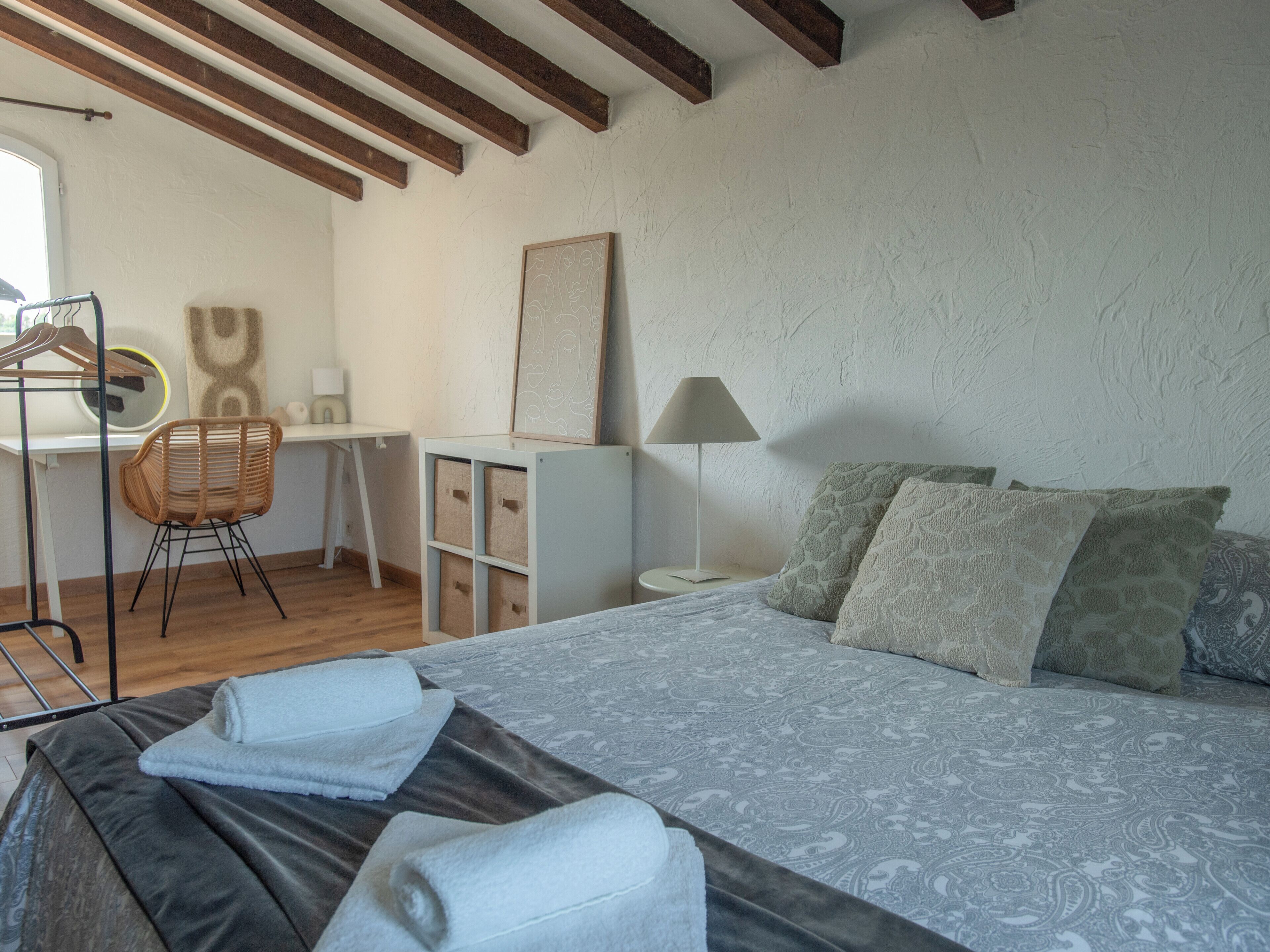 6 bedrooms, iron/ironing board, WiFi, bed sheets