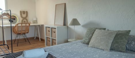 6 bedrooms, iron/ironing board, WiFi, bed sheets