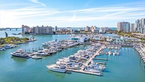 A marina with numerous boats docked, a bridge in the background, and high-rise buildings along the waterfront. - Charming 3-bedroom vacation home near Siesta Key (Sarasota)