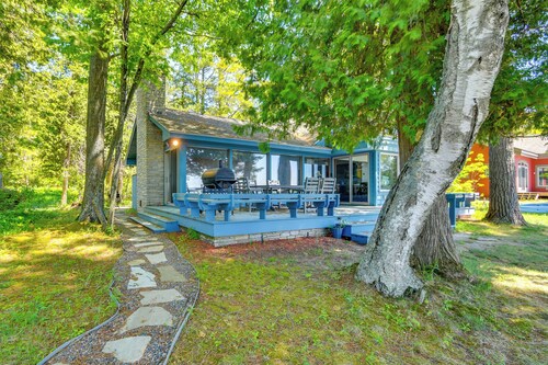 ~ 4,000 Sq Ft Cabin on Glen Lake: Deck & Views!