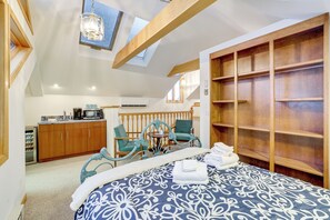 5 bedrooms, desk, iron/ironing board, travel cot - ~ 4,000 Sq Ft Cabin on Glen Lake: Deck & Views! (Maple City)