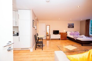 Een strijkplank/strijkijzer, gratis wifi, beddengoed