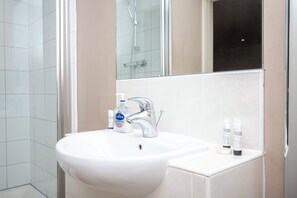 Shower, hair dryer, towels - Prime Clerkenwell Studio | 2 Mins to Farringdon - Pass the Keys (London)