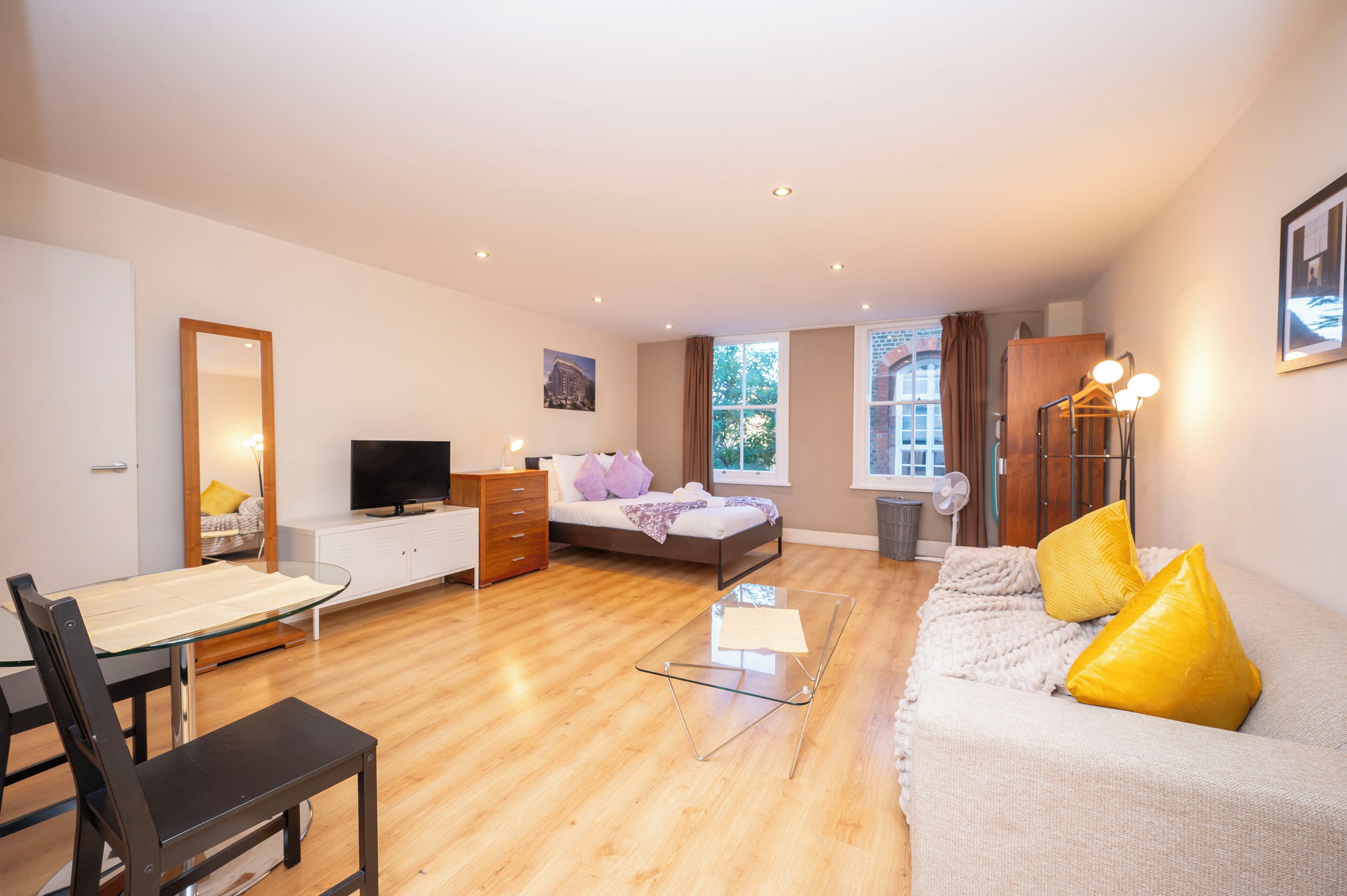 Silitysrauta/-lauta, ilmainen Wi-Fi, vuodevaatteet