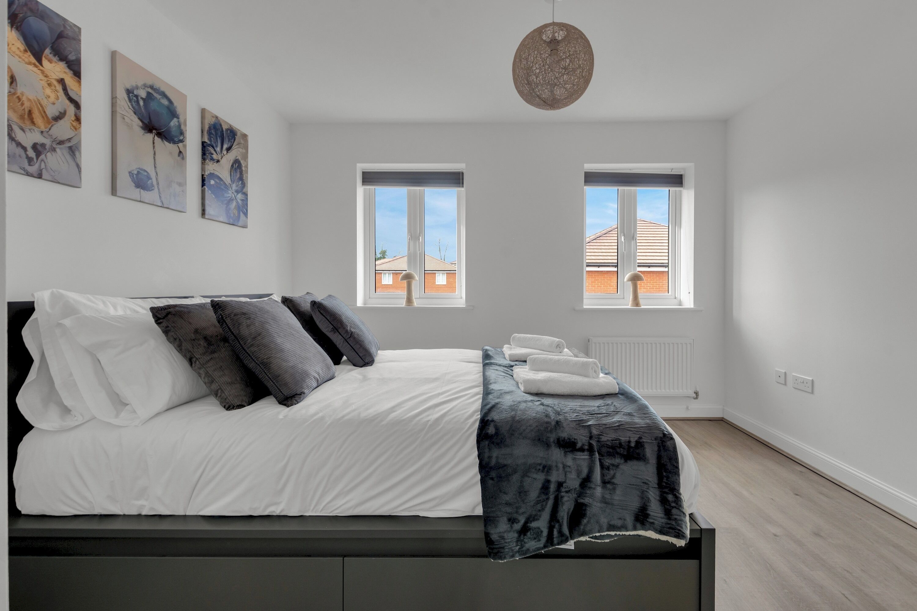 Tabla de planchar con plancha, wifi gratis y ropa de cama 