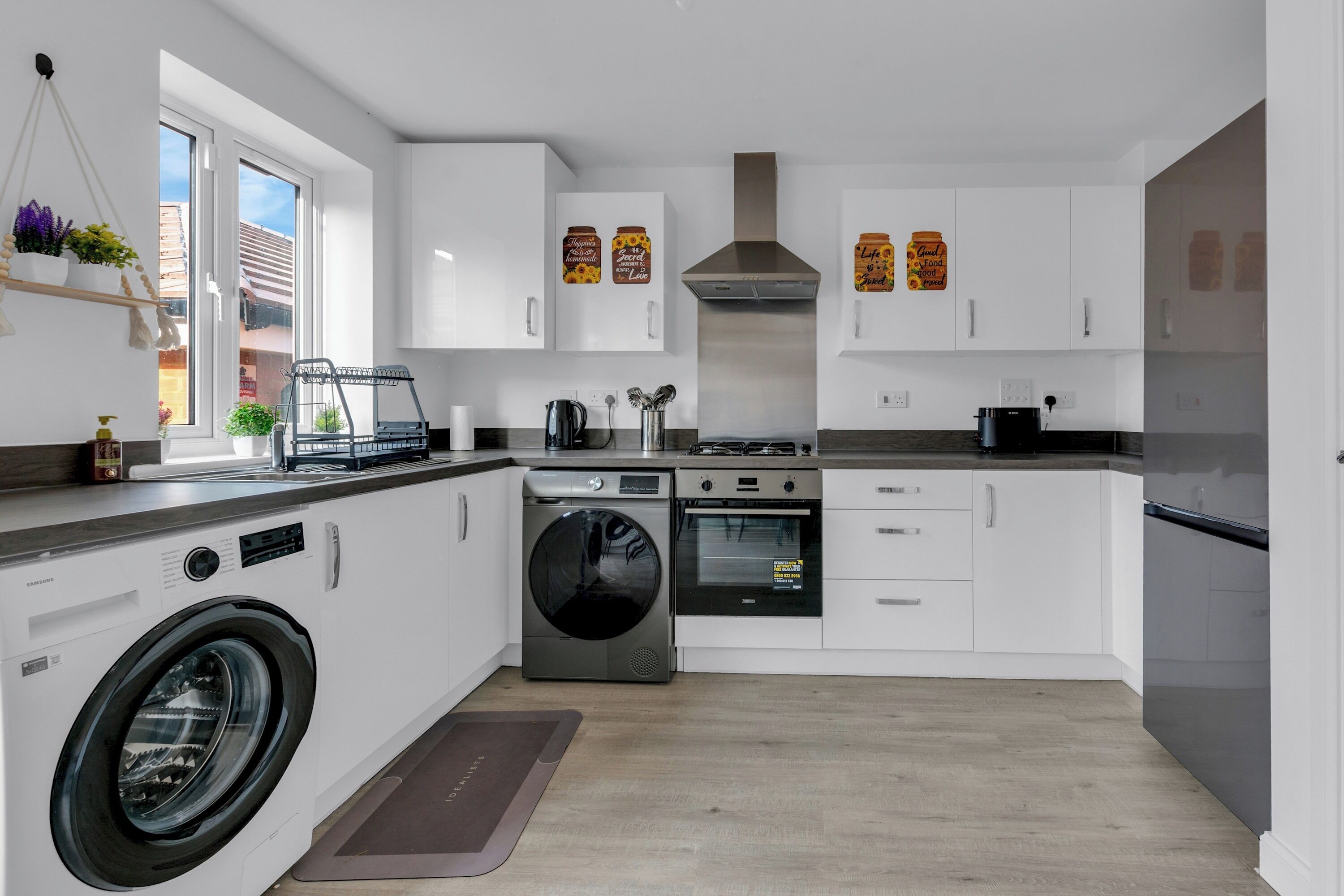 Jääkaappi, mikroaaltouuni, uuni, leivänpaahdin