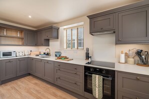 Fridge, microwave, oven, dishwasher - Garsington Studios Chilterns Farm House - Pass the Keys (Stokenchurch)