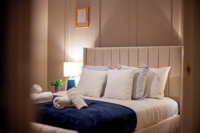 Stylish & Modern Home in City Centre Free Parking - Pass the Keys