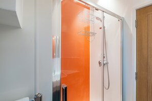 Shower, towels - Wallace Hill Cottage - Garsington Studios - Pass the Keys (Stokenchurch)