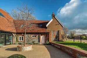 Exterior - Wallace Hill Cottage - Garsington Studios - Pass the Keys (Stokenchurch)