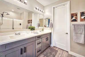 Milieuvriendelijke toiletartikelen, een haardroger, een bidet