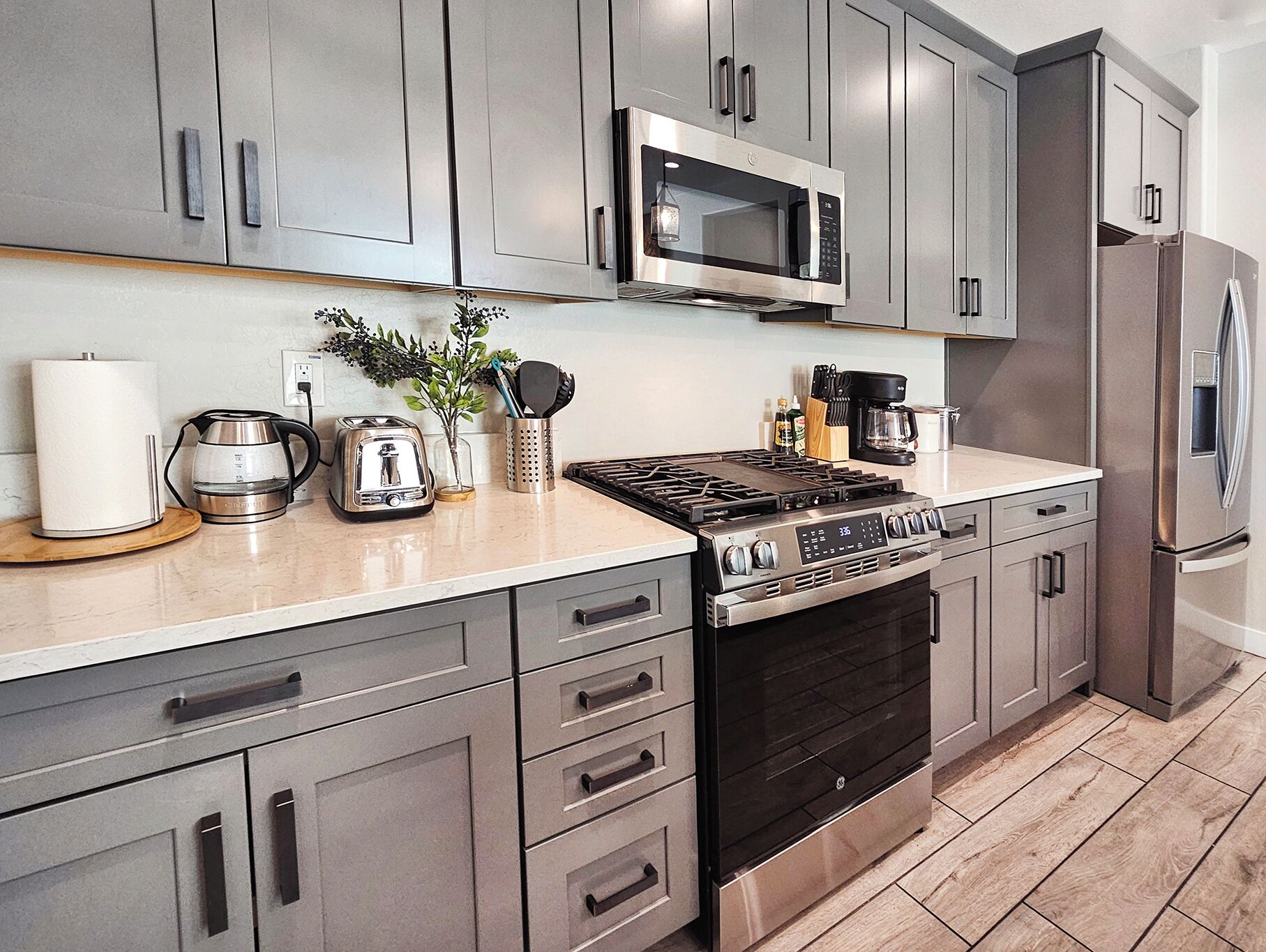 Kylskåp, mikrovågsugn, ugn och spishäll