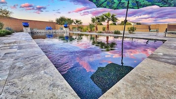 Alberca al aire libre y alberca climatizada