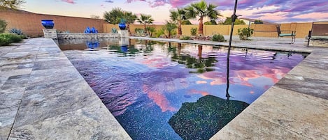 Een buitenzwembad, een verwarmd zwembad