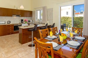 Microwave, dishwasher - Villa Kefalonitis by Villa Plus (Peyia)