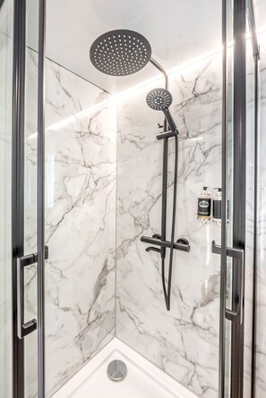 Deluxe Mobile Home, Sea View | Bathroom | Shower, free toiletries, hair dryer, towels - The Homeboat Company Sant'Elmo-Cagliari (Cagliari)