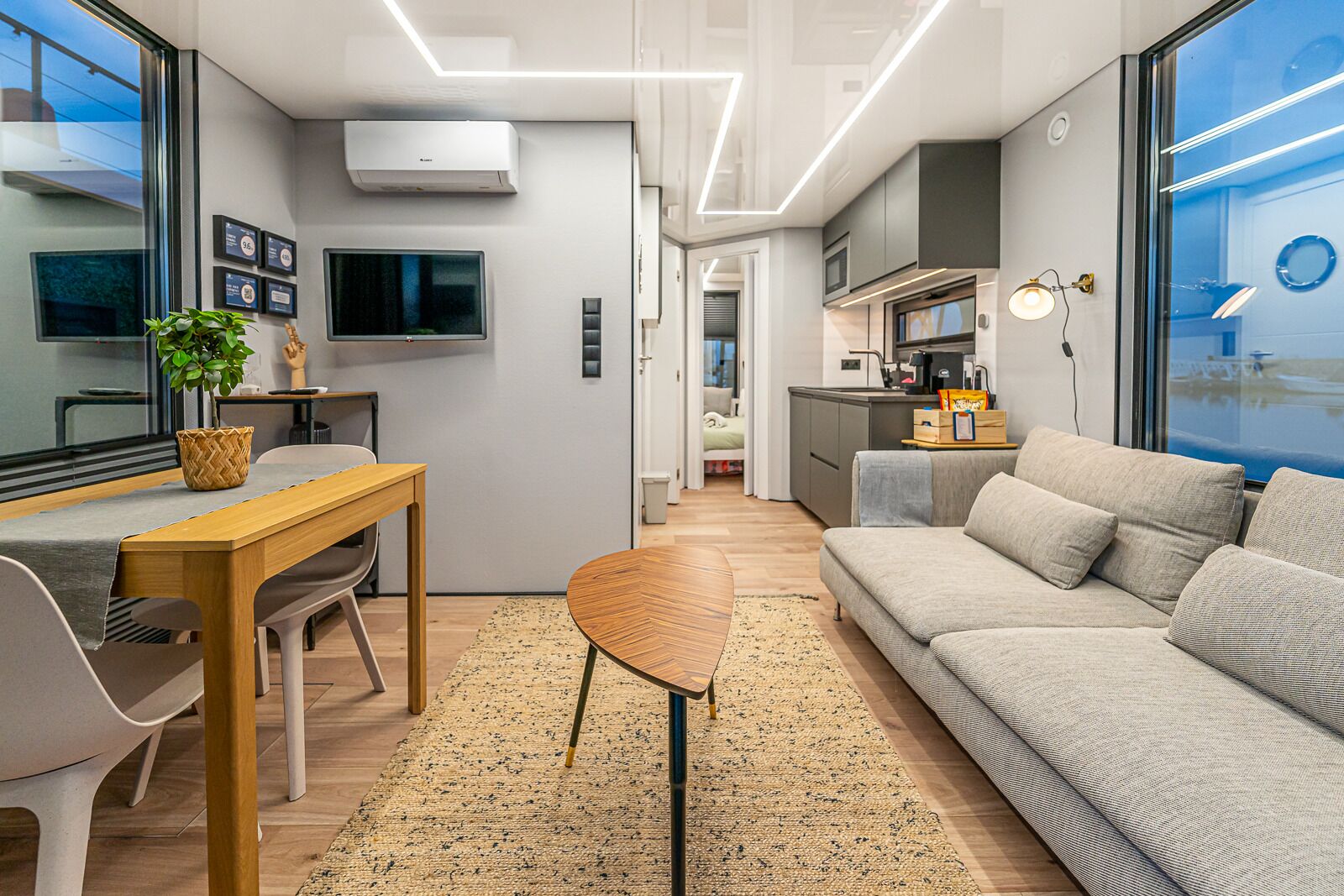 Ein zeitgemäßer Wohnbereich mit Essbereich, Sofa und Küche.