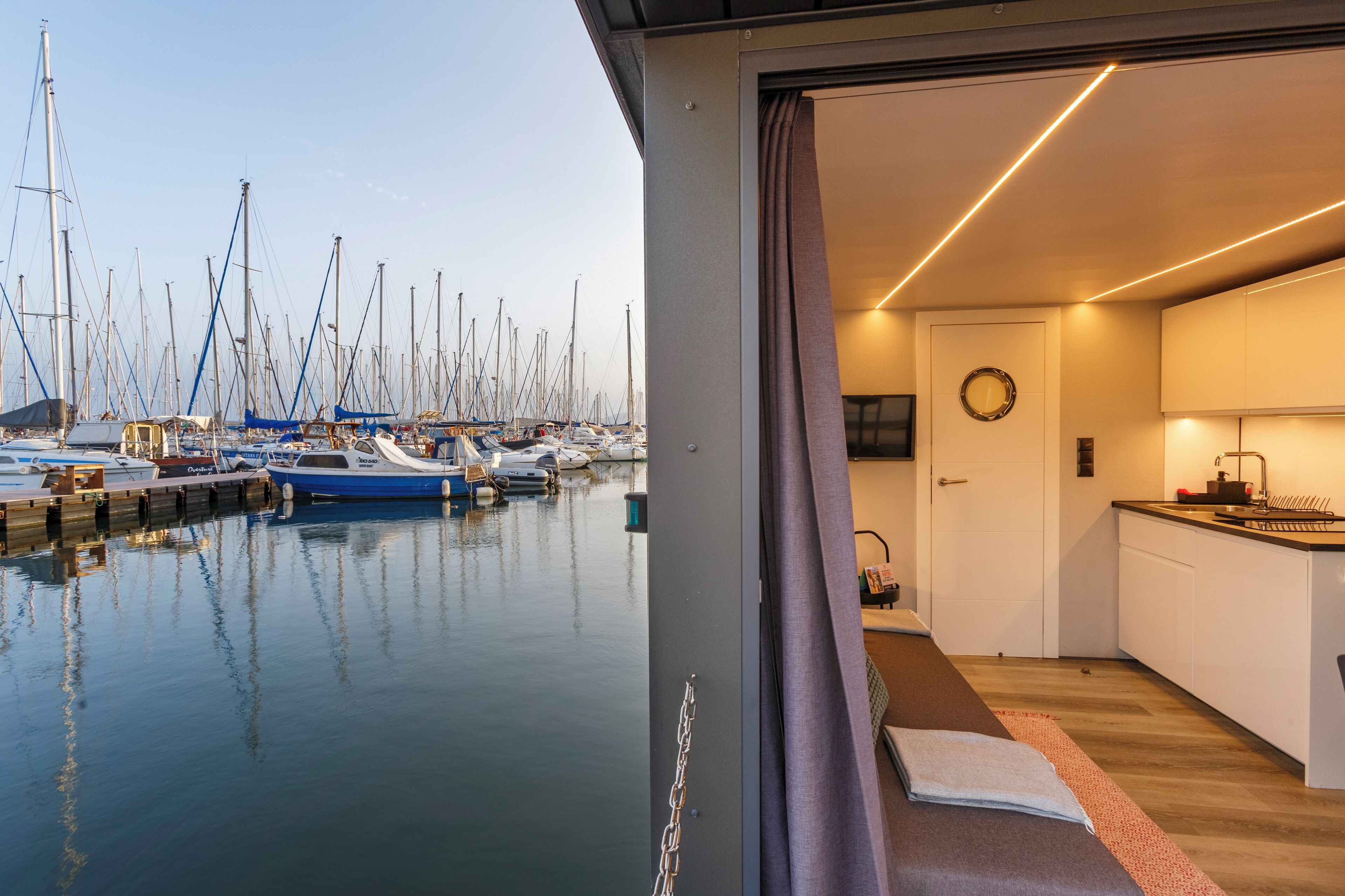 Un intérieur moderne donnant sur un port de plaisance.