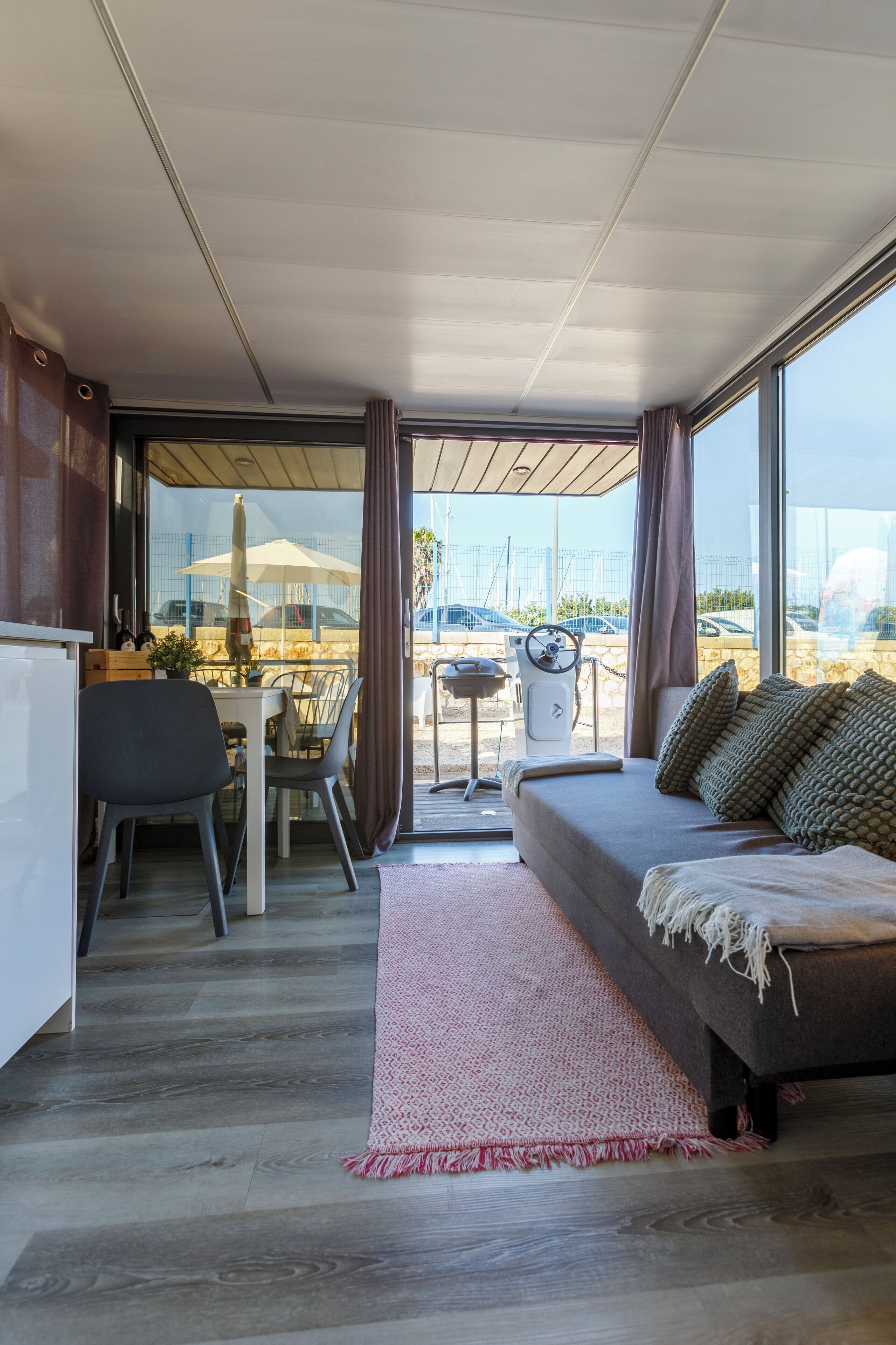 Mobile Comfort-Unterkunft, Meerblick | Wohnbereich | 28-Zoll-Smart-TV mit Digitalempfang, Netflix, Streaming-Dienste