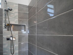 Shower, hair dryer, towels - Villa Guenaslo 1 in Moule (Saint-François)